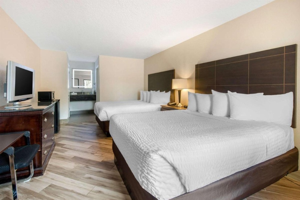 Clarion Inn & Suites Kissimmee-Lake Buena Vista South Image 12
