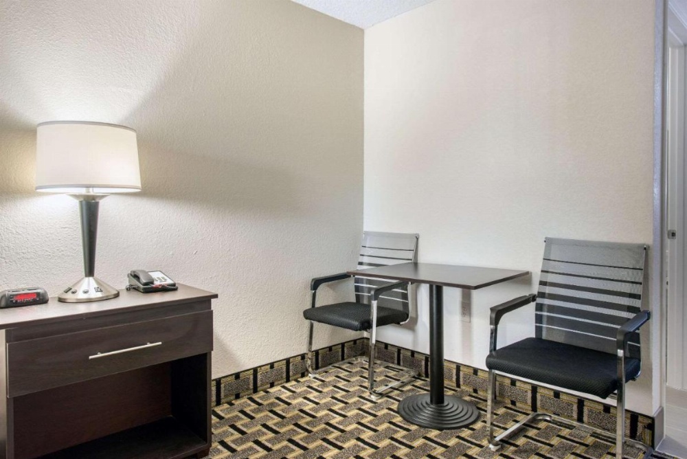 Clarion Inn & Suites Kissimmee-Lake Buena Vista South Image 22