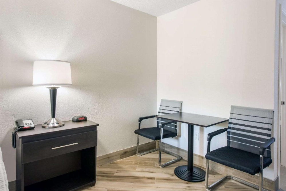 Clarion Inn & Suites Kissimmee-Lake Buena Vista South Image 25