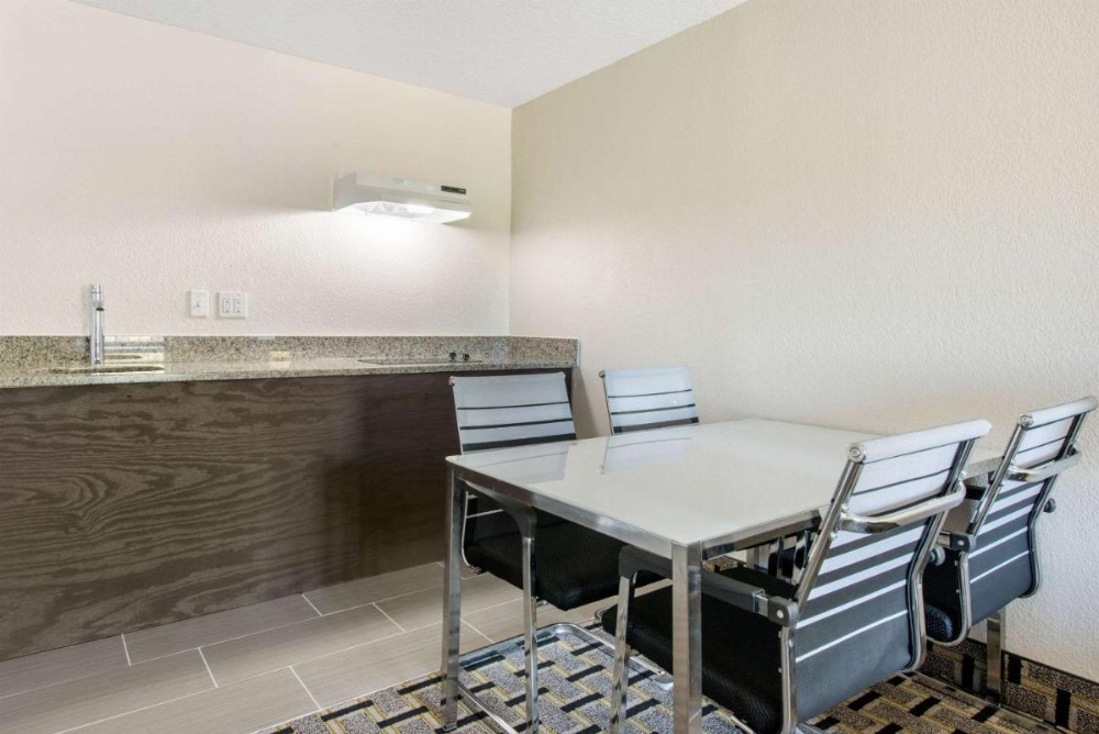 Clarion Inn & Suites Kissimmee-Lake Buena Vista South Image 27